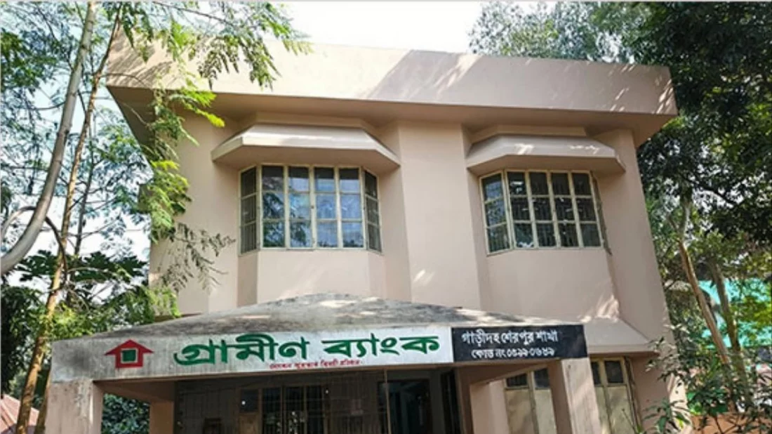 বগুড়ার গ্রামীণ ব্যাংকে পেট্রল ঢেলে আগুন দিলো দুর্বৃত্তরা